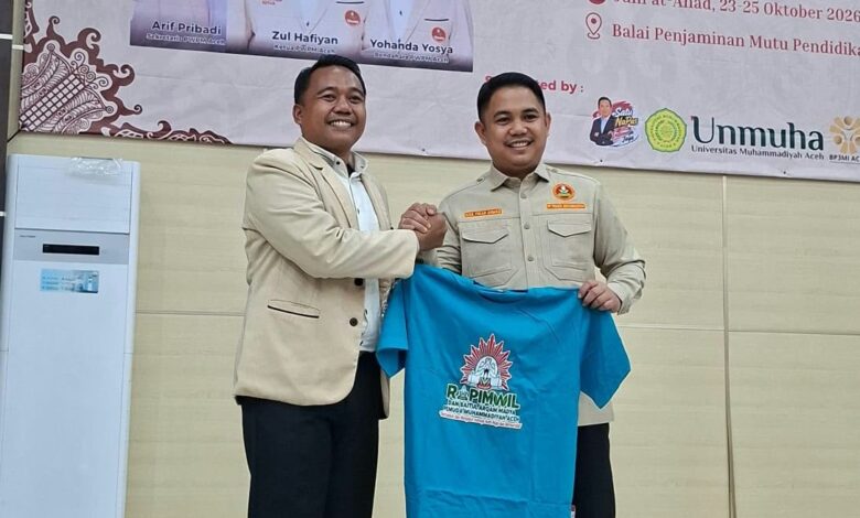 Dzulfikar Ahmad Tawalla bersalaman dan memegang kaus RAPIMWIL bersama Ketua PW Pemuda Muhammadiyah Aceh Zul Hafiyan