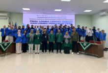 Foto bersama peserta dan panitia Final Lomba Cerdas Cermat dan Penulisan Opini peringatan Hari Sumpah Pemuda 2026 di UNIMUS Semarang.