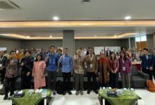 Peserta dan pimpinan Kemdiktisaintek serta UMS berfoto bersama dalam workshop penulisan artikel jurnal internasional Q1 di Edutorium KH Ahmad Dahlan UMS.