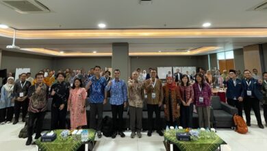 Peserta dan pimpinan Kemdiktisaintek serta UMS berfoto bersama dalam workshop penulisan artikel jurnal internasional Q1 di Edutorium KH Ahmad Dahlan UMS.