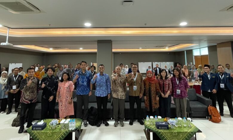 Peserta dan pimpinan Kemdiktisaintek serta UMS berfoto bersama dalam workshop penulisan artikel jurnal internasional Q1 di Edutorium KH Ahmad Dahlan UMS.