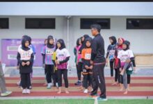 Atlet pelajar putri peserta Kejuaraan Atletik Muhammadiyah DIY 2026 berbaris di lintasan Stadion Mandala Krida Yogyakarta.