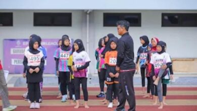 Atlet pelajar putri peserta Kejuaraan Atletik Muhammadiyah DIY 2026 berbaris di lintasan Stadion Mandala Krida Yogyakarta.