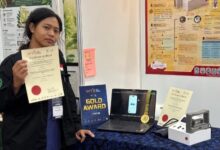 Daffa Satria Nugraha mahasiswa UMS memegang sertifikat penghargaan Gold Award WYIE dalam ajang kompetisi internasional