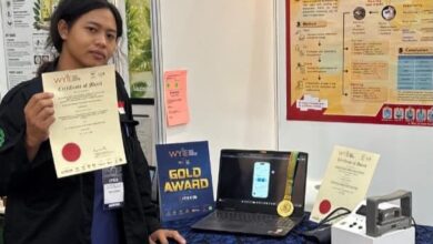Daffa Satria Nugraha mahasiswa UMS memegang sertifikat penghargaan Gold Award WYIE dalam ajang kompetisi internasional