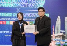 Oktaviyani mahasiswa UMP juara internasional menerima penghargaan 1st Best Video Innovation di Kuala Lumpur Malaysia