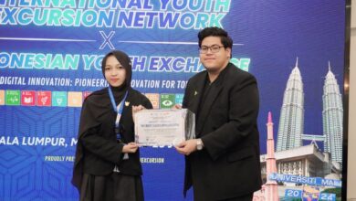 Oktaviyani mahasiswa UMP juara internasional menerima penghargaan 1st Best Video Innovation di Kuala Lumpur Malaysia