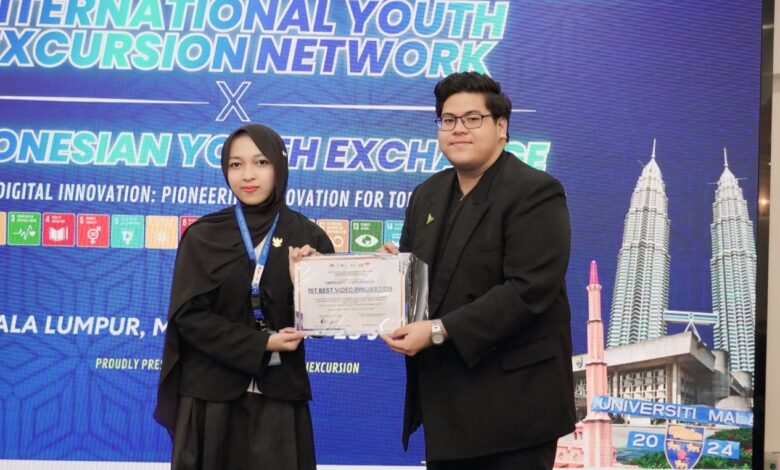 Oktaviyani mahasiswa UMP juara internasional menerima penghargaan 1st Best Video Innovation di Kuala Lumpur Malaysia
