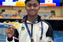 Mahasiswa UMP Ibnu Nabil menunjukkan medali emas taekwondo PORPROV Jateng 2026.