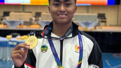 Mahasiswa UMP Ibnu Nabil menunjukkan medali emas taekwondo PORPROV Jateng 2026.