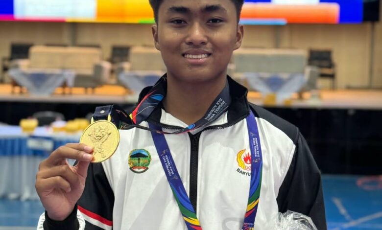Mahasiswa UMP Ibnu Nabil menunjukkan medali emas taekwondo PORPROV Jateng 2026.