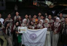 Tim HMPS Teknik Kimia UMP memegang bendera organisasi dan sertifikat penghargaan Terbaik 4 Poster Paling Inovatif PPK Ormawa 2026.