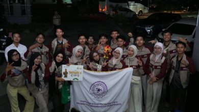 Tim HMPS Teknik Kimia UMP memegang bendera organisasi dan sertifikat penghargaan Terbaik 4 Poster Paling Inovatif PPK Ormawa 2026.