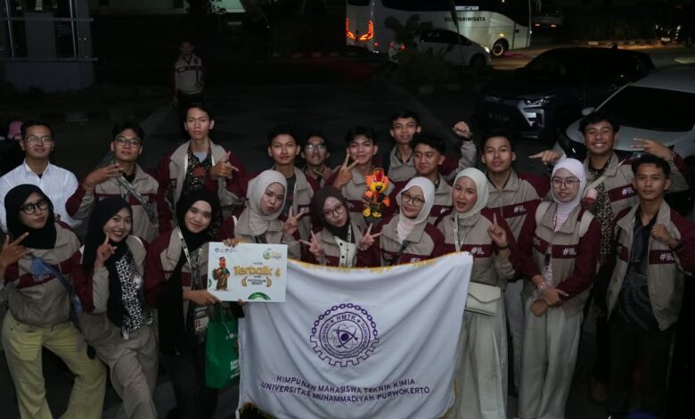 Tim HMPS Teknik Kimia UMP memegang bendera organisasi dan sertifikat penghargaan Terbaik 4 Poster Paling Inovatif PPK Ormawa 2026.