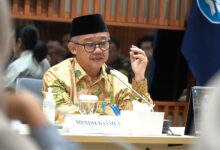 Menteri Pendidikan Dasar dan Menengah Abdul Mu'ti memberikan arahan saat audiensi bersama Eco Bhinneka Muhammadiyah di kantor Kemendikdasmen.