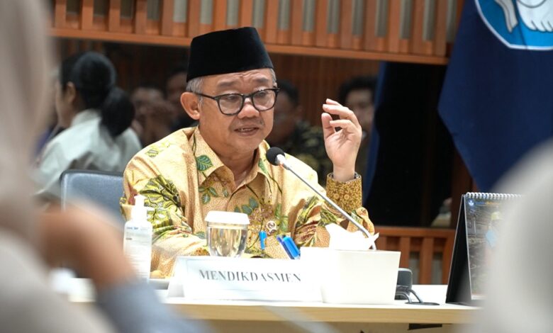 Menteri Pendidikan Dasar dan Menengah Abdul Mu'ti memberikan arahan saat audiensi bersama Eco Bhinneka Muhammadiyah di kantor Kemendikdasmen.