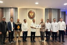 Rektor UMS Prof. Harun Joko Prayitno dan Menteri Kelautan Perikanan Sakti Wahyu Trenggono foto bersama saat membahas Kampung Nelayan Merah Putih.