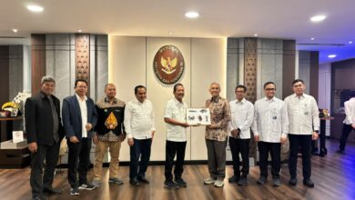 Rektor UMS Prof. Harun Joko Prayitno dan Menteri Kelautan Perikanan Sakti Wahyu Trenggono foto bersama saat membahas Kampung Nelayan Merah Putih.