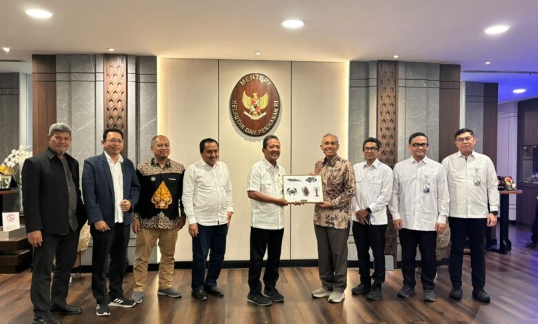Rektor UMS Prof. Harun Joko Prayitno dan Menteri Kelautan Perikanan Sakti Wahyu Trenggono foto bersama saat membahas Kampung Nelayan Merah Putih.