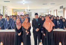 Pimpinan kampus dan para peserta berfoto bersama dalam kegiatan Yudisium Perdana AKMT Temanggung.