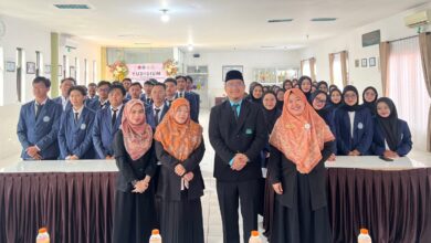 Pimpinan kampus dan para peserta berfoto bersama dalam kegiatan Yudisium Perdana AKMT Temanggung.