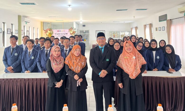 Pimpinan kampus dan para peserta berfoto bersama dalam kegiatan Yudisium Perdana AKMT Temanggung.