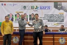 Prof. Wahyu Hidayat dan Prof. Sri Adi Widodo berjabat tangan usai pemilihan dalam Kongres I-MES 2026 di UMS.