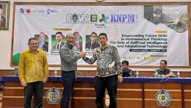 Prof. Wahyu Hidayat dan Prof. Sri Adi Widodo berjabat tangan usai pemilihan dalam Kongres I-MES 2026 di UMS.