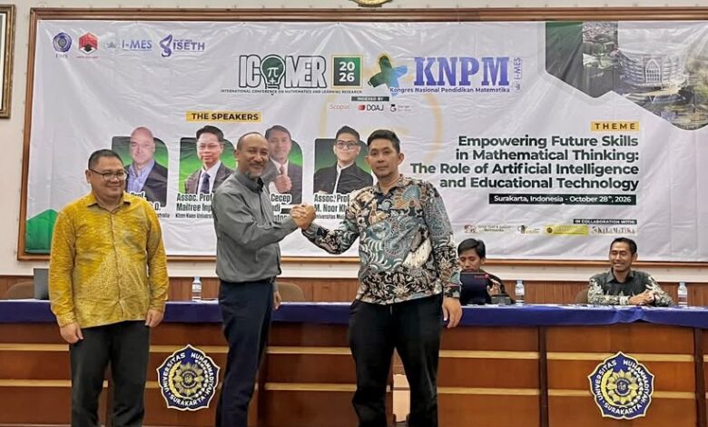 Prof. Wahyu Hidayat dan Prof. Sri Adi Widodo berjabat tangan usai pemilihan dalam Kongres I-MES 2026 di UMS.