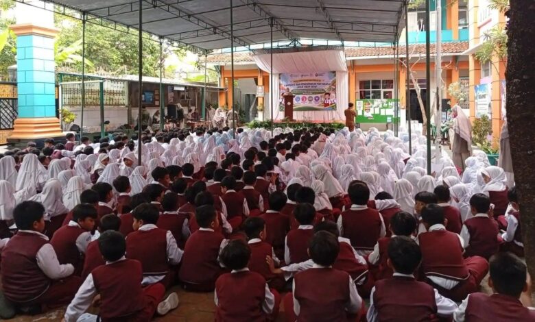 Ratusan siswa antusias mengikuti Cek Kesehatan Gratis dalam peringatan Hari Kesehatan Nasional di SD Muhammadiyah Temanggung