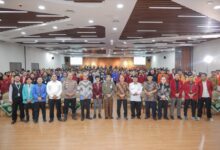 Foto bersama pimpinan UMS, tokoh Muhammadiyah, Wali Kota Surakarta, dan peserta Silatnas BEM PTMA di UMS di dalam aula auditorium.
