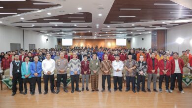 Foto bersama pimpinan UMS, tokoh Muhammadiyah, Wali Kota Surakarta, dan peserta Silatnas BEM PTMA di UMS di dalam aula auditorium.