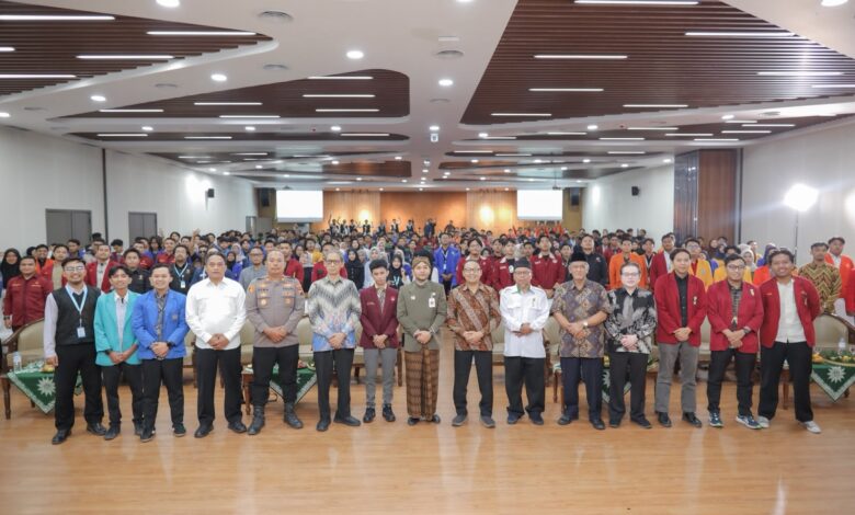 Foto bersama pimpinan UMS, tokoh Muhammadiyah, Wali Kota Surakarta, dan peserta Silatnas BEM PTMA di UMS di dalam aula auditorium.