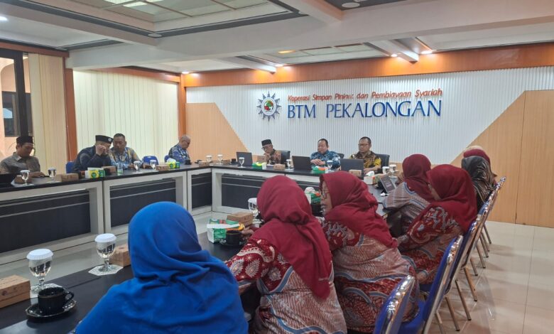 Suasana pertemuan KSPPS BTM Pekalongan bersama jajaran PDM dan PDA Kota Bandung dalam agenda kerja sama pendidikan dan keuangan syariah.