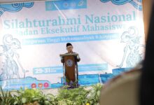 Mendikdasmen Abdul Mu'ti memberikan sambutan dalam Silatnas BEM PTMA di UMS Surakarta.