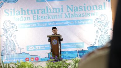 Mendikdasmen Abdul Mu'ti memberikan sambutan dalam Silatnas BEM PTMA di UMS Surakarta.