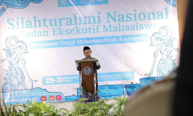 Mendikdasmen Abdul Mu'ti memberikan sambutan dalam Silatnas BEM PTMA di UMS Surakarta.