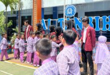 Mahasiswa PLP UIN Sunan Kudus berinteraksi dan bersalaman dengan para siswa di MI Muhammadiyah Al Tanbih Kudus