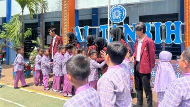 Mahasiswa PLP UIN Sunan Kudus berinteraksi dan bersalaman dengan para siswa di MI Muhammadiyah Al Tanbih Kudus
