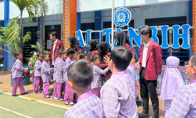 Mahasiswa PLP UIN Sunan Kudus berinteraksi dan bersalaman dengan para siswa di MI Muhammadiyah Al Tanbih Kudus