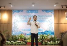 Wamen PPMI Dzulfikar Tawalla memberikan pencerahan dan pengarahan saat berbicara di panggung Silatnas BEM PTMA 2026 di UMS.