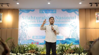 Wamen PPMI Dzulfikar Tawalla memberikan pencerahan dan pengarahan saat berbicara di panggung Silatnas BEM PTMA 2026 di UMS.
