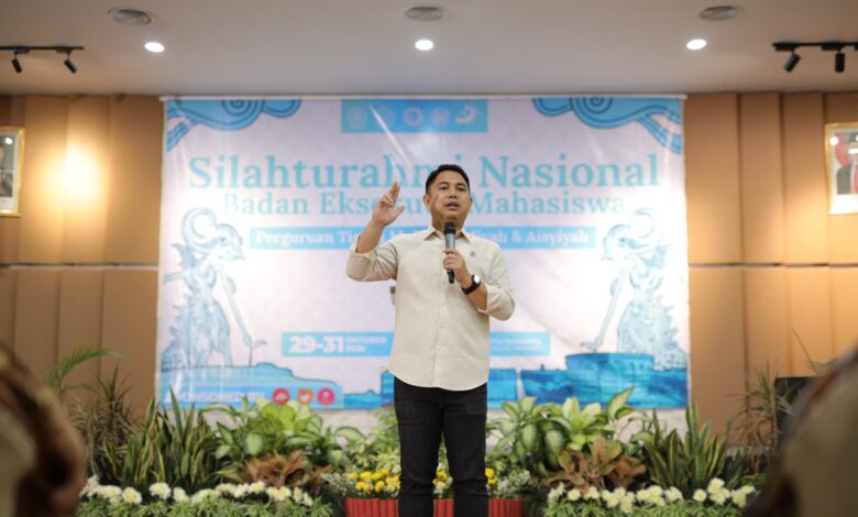 Wamen PPMI Dzulfikar Tawalla memberikan pencerahan dan pengarahan saat berbicara di panggung Silatnas BEM PTMA 2026 di UMS.