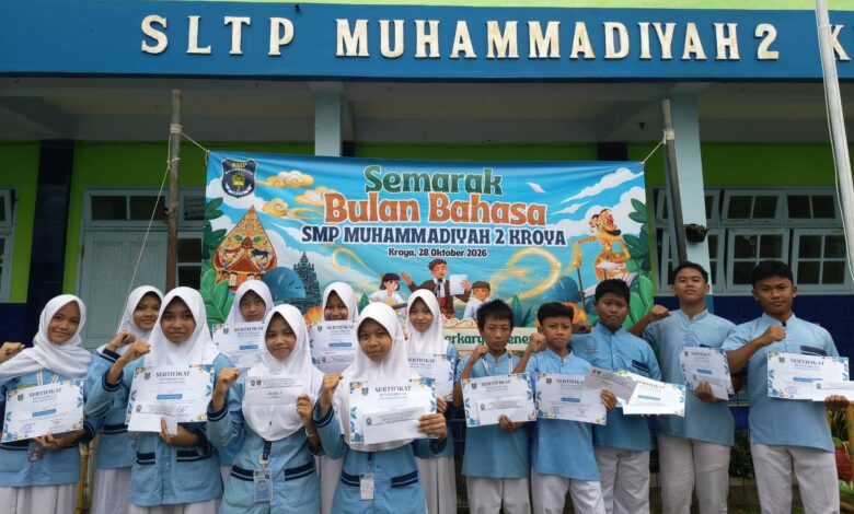 Siswa pemenang lomba Semarak Bulan Bahasa 2026 SMP Muhammadiyah 2 Kroya memegang sertifikat penghargaan di depan spanduk kegiatan.