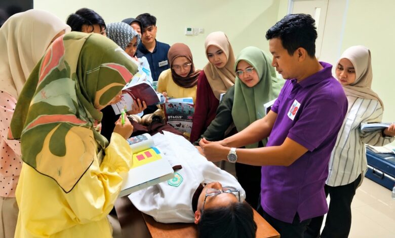 Mahasiswa calon perawat UNIMUS mengikuti pelatihan BTCLS 118 praktik penanganan medis kegawatdaruratan.
