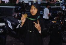 Alesha Sarah Widyantara siswa SD MPU Colomadu memamerkan medali emas Kejuaraan Pencak Silat Nasional Sunan Kalijaga Cup V 2026.
