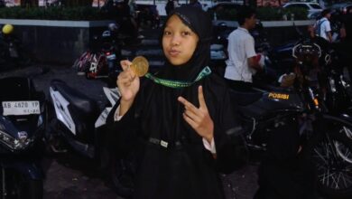 Alesha Sarah Widyantara siswa SD MPU Colomadu memamerkan medali emas Kejuaraan Pencak Silat Nasional Sunan Kalijaga Cup V 2026.