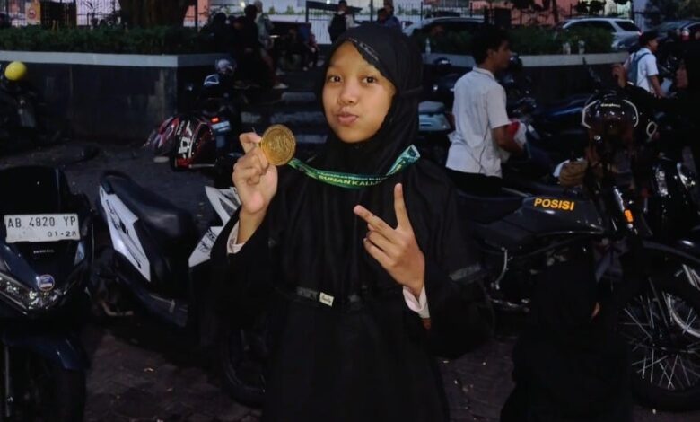Alesha Sarah Widyantara siswa SD MPU Colomadu memamerkan medali emas Kejuaraan Pencak Silat Nasional Sunan Kalijaga Cup V 2026.