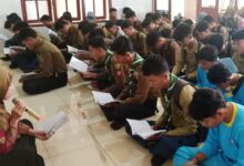 Suasana siswa SMK Muhammadiyah 7 Randudongkal khusyuk membaca Al-Qur'an bersama guru dalam program Jumat Religi.