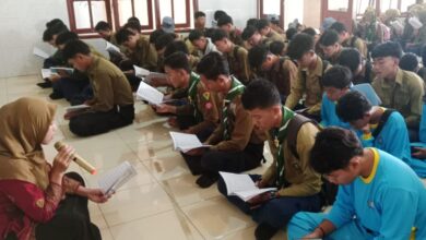 Suasana siswa SMK Muhammadiyah 7 Randudongkal khusyuk membaca Al-Qur'an bersama guru dalam program Jumat Religi.
